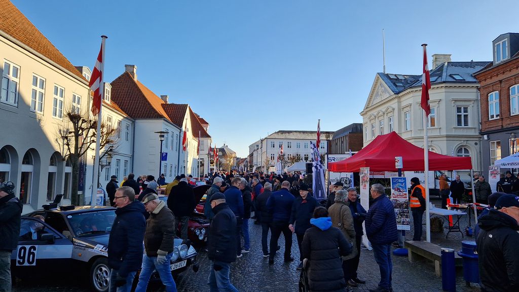 Torvet i Assens var i forbindelse med PRE-starten i 2023 helt fyldt med interesserede gæster fra hele Danmark
(Foto: rallypics.dk / Viggo Johansen)